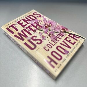 It Ends with Us - Colleen Hoover - paperback book